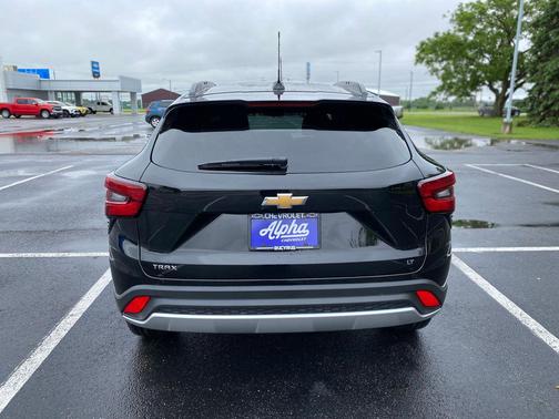 Mosaic Black Metallic 2026 Chevrolet Trax LT