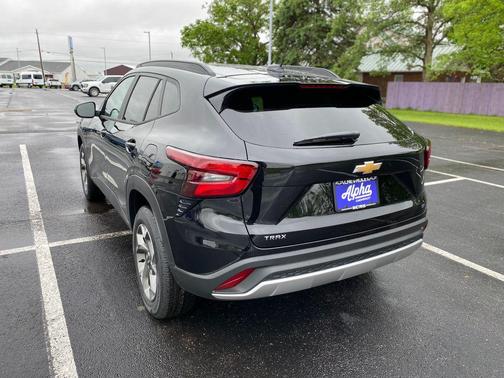Mosaic Black Metallic 2026 Chevrolet Trax LT