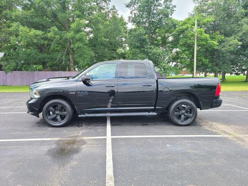 Diamond Black Crystal Pearlcoat 2019 RAM 1500 Express