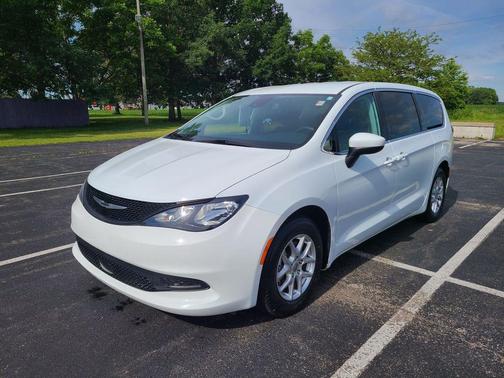 Bright White Clearcoat 2023 Chrysler Voyager LX
