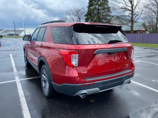 Rapid Red Metallic Tinted Clearcoat 2022 Ford Explorer XLT