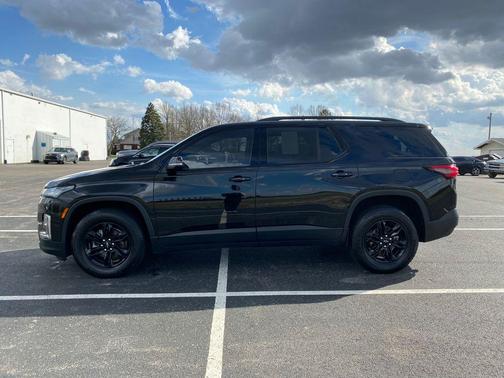 Mosaic Black Metallic 2023 Chevrolet Traverse LT Cloth
