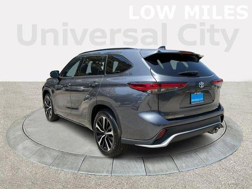 Photo 3 of 25 of 2022 Toyota Highlander XSE