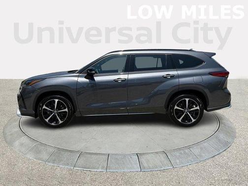 Photo 2 of 25 of 2022 Toyota Highlander XSE