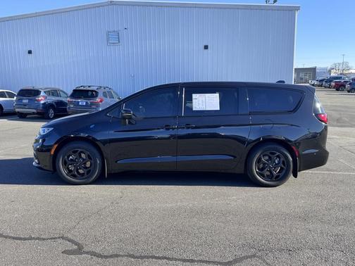 2023 Chrysler Pacifica Hybrid Touring L