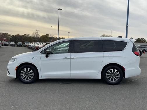 2024 Chrysler Pacifica Hybrid Select