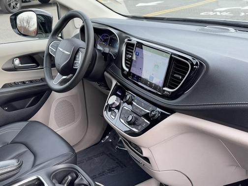 2024 Chrysler Pacifica Hybrid Select