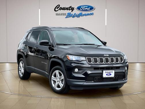 Diamond Black Crystal Pearlcoat 2023 Jeep Compass Latitude