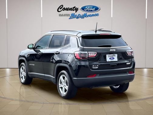 Diamond Black Crystal Pearlcoat 2023 Jeep Compass Latitude