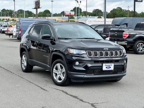 Diamond Black Crystal Pearlcoat 2023 Jeep Compass Latitude