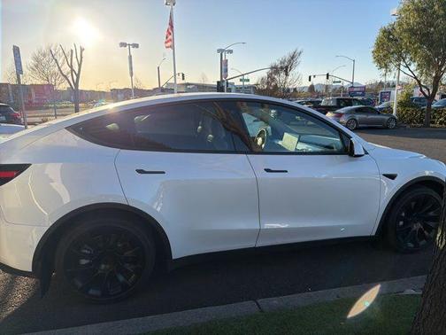 Pearl White Multi-Coat 2022 Tesla Model Y Long Range Dual Motor All-Wheel Drive