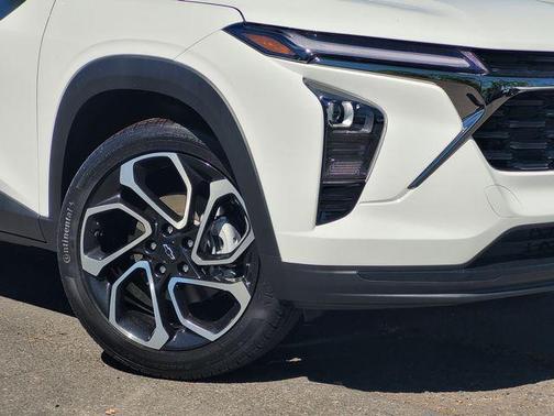 Summit White 2026 Chevrolet Trax FWD 2RS