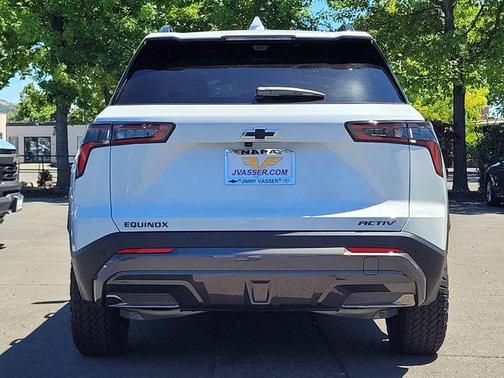 Polar White Tricoat 2026 Chevrolet Equinox FWD ACTIV