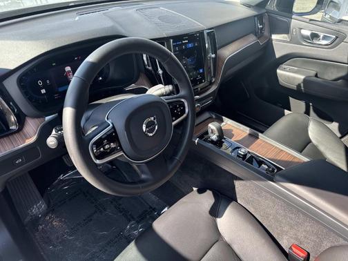 2024 Volvo XC60 B5 Plus Dark Theme