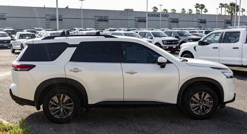 2022 Nissan Pathfinder SV