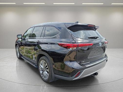 2022 Toyota Highlander Hybrid Platinum