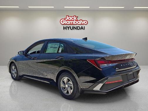 2025 Hyundai ELANTRA SE