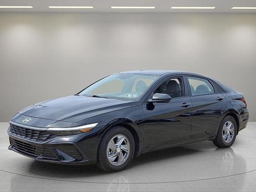 2024 Hyundai ELANTRA SE
