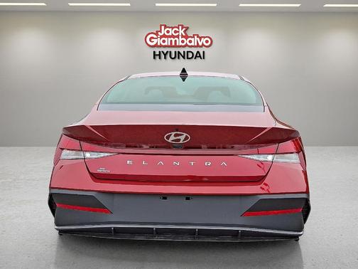 2025 Hyundai ELANTRA SE