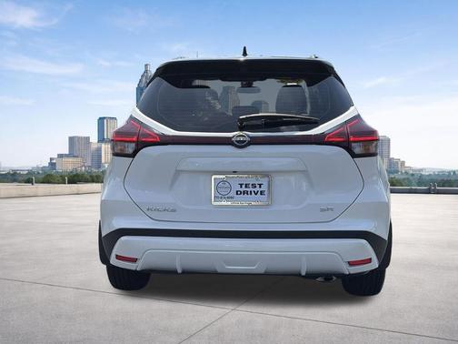 Aspen White / Super Black 2024 Nissan Kicks SR