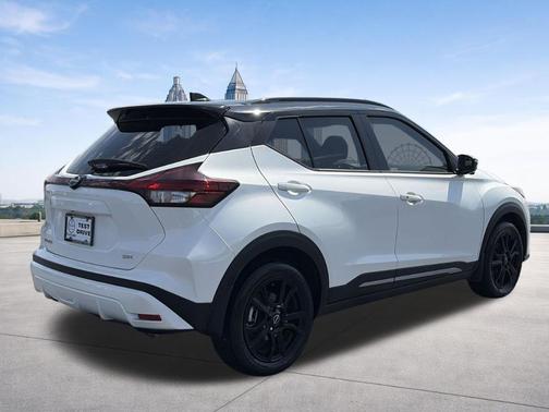 Aspen White / Super Black 2024 Nissan Kicks SR
