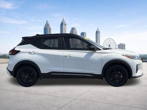 Aspen White / Super Black 2024 Nissan Kicks SR