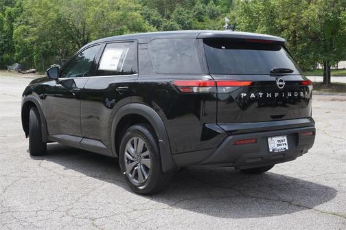 2025 Nissan Pathfinder S
