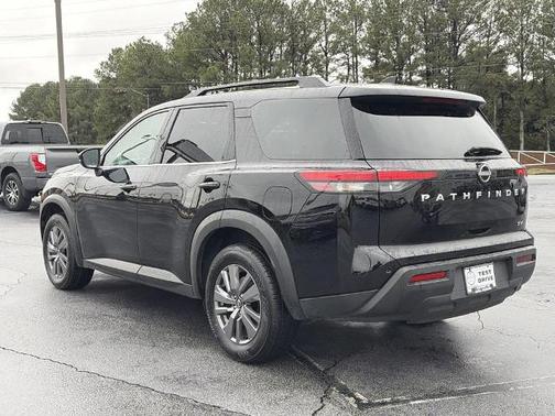2024 Nissan Pathfinder SV