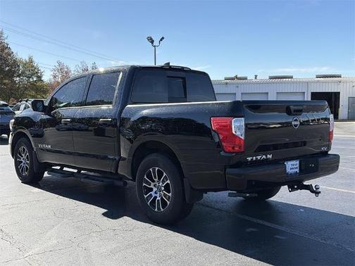2023 Nissan Titan SV
