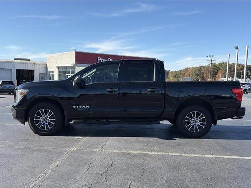2023 Nissan Titan SV