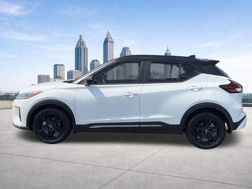 Aspen White / Super Black 2024 Nissan Kicks SR