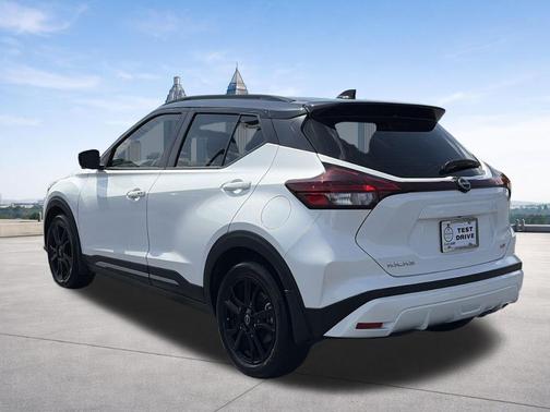 Aspen White / Super Black 2024 Nissan Kicks SR