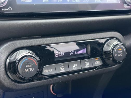 Super Black 2023 Nissan Kicks SR