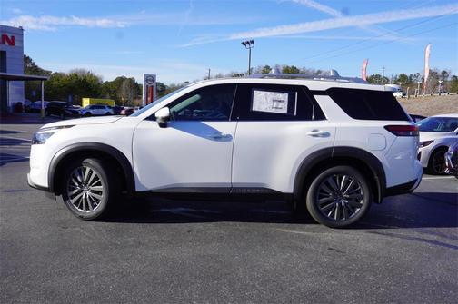 2025 Nissan Pathfinder SL