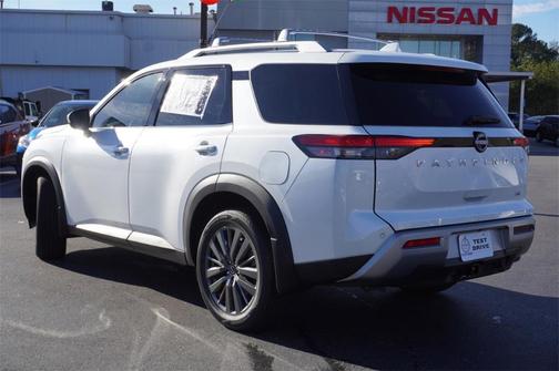 2025 Nissan Pathfinder SL