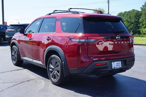 2022 Nissan Pathfinder SV
