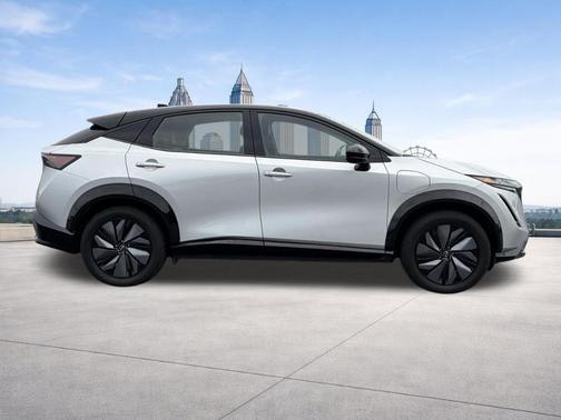 2 Tone Silver / Black Roof 2023 Nissan ARIYA ENGAGE