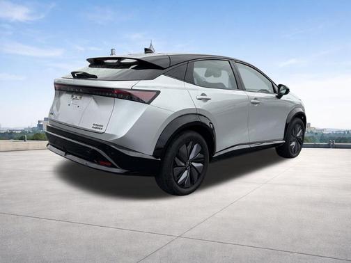 2 Tone Silver / Black Roof 2023 Nissan ARIYA ENGAGE
