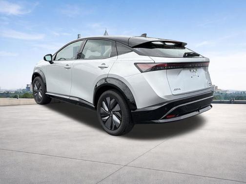 2 Tone Silver / Black Roof 2023 Nissan ARIYA ENGAGE