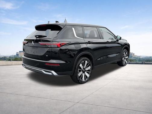 Black 2025 Mitsubishi Outlander SE