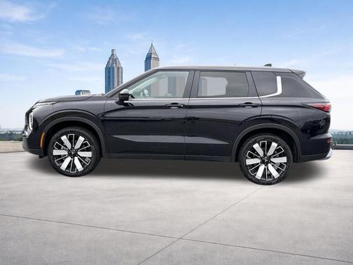 Black 2025 Mitsubishi Outlander SE