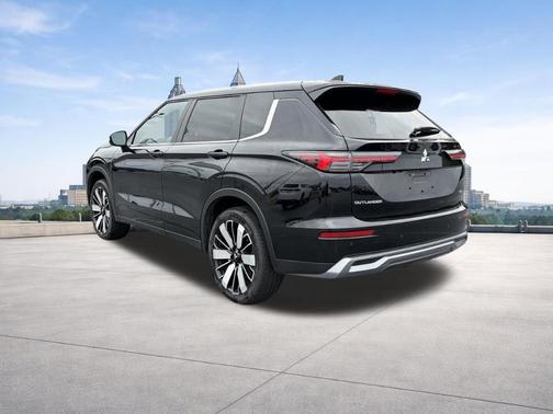 Black 2025 Mitsubishi Outlander SE