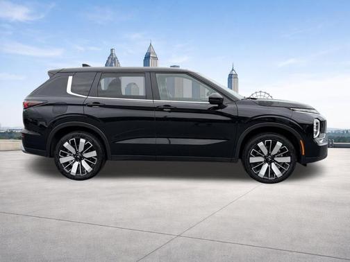 Black 2025 Mitsubishi Outlander SE