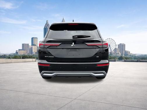 Black 2025 Mitsubishi Outlander SE