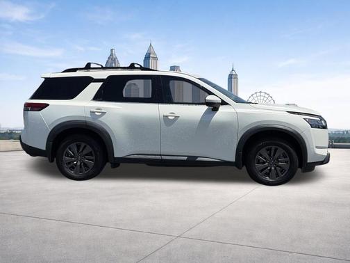 White 2022 Nissan Pathfinder SV