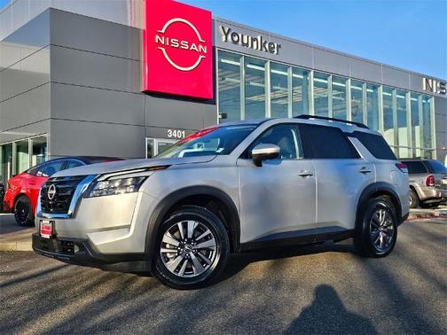 2024 Nissan Pathfinder SV