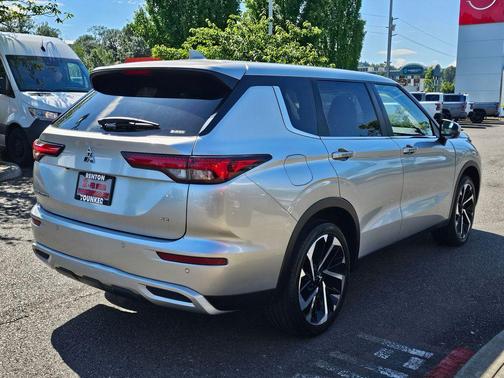 Silver Alloy 2022 Mitsubishi Outlander SE
