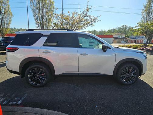 Everest White Pearl Tricoat 2026 Nissan Pathfinder SL