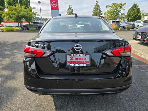 Super Black 2025 Nissan Versa 1.6 SV