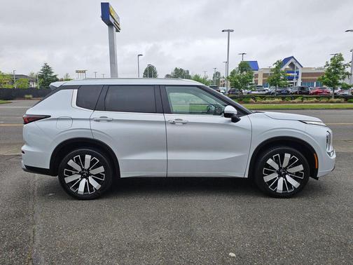 White 2025 Mitsubishi Outlander SEL 2.5 S-AWC